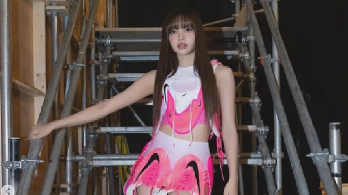 Lisa BLACKPINK — Kenakan Busana Daur Ulang Nike Jelang Piala Dunia 2026