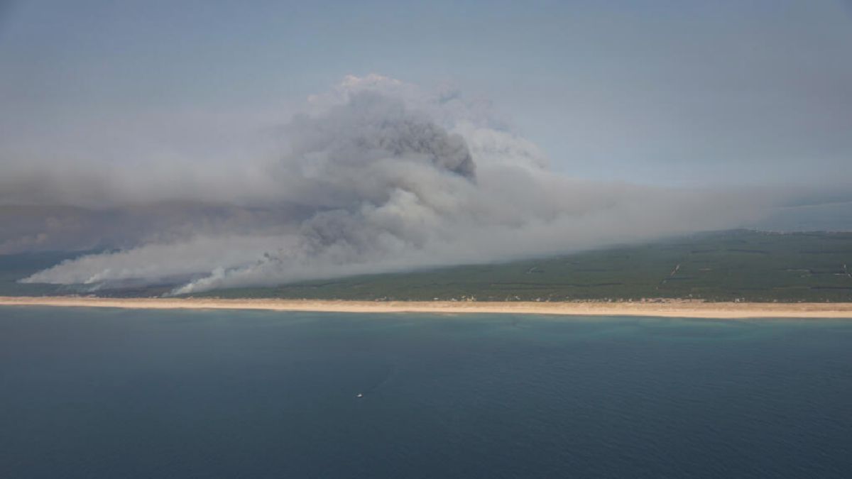 [PRANCIS] — Pemadam Kebakaran Hadapi Awan Api Pyrocumulonimbus Perdana