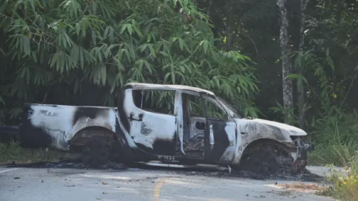 Narathiwat — Kendaraan Hangus Terbakar di Jalan Distrik Ra-ngae