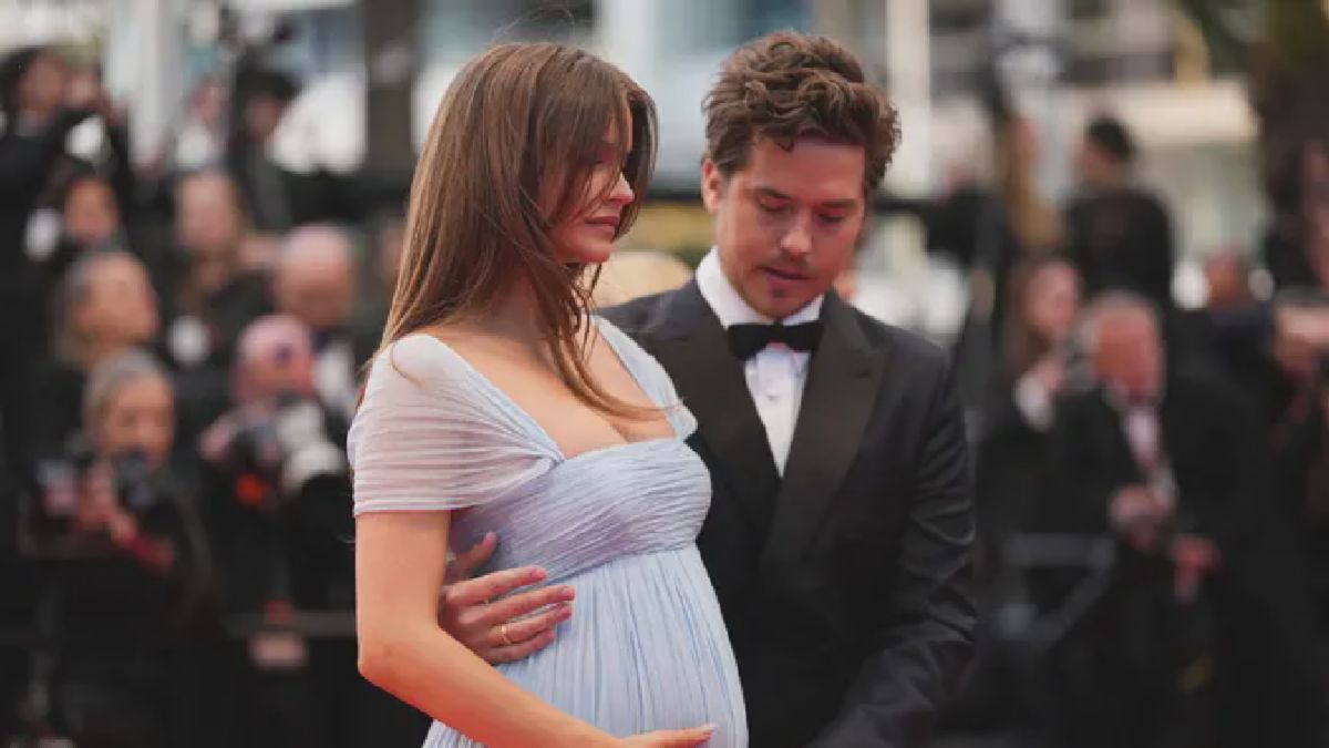 Barbara Palvin dan Dylan Sprouse Umumkan Kehamilan Pertama