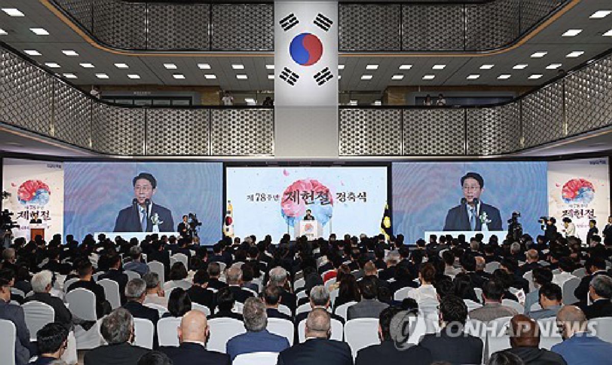 SEOUL — Majelis Nasional Korea Selatan menggelar upacara peringatan Hari Konstitusi ke-78