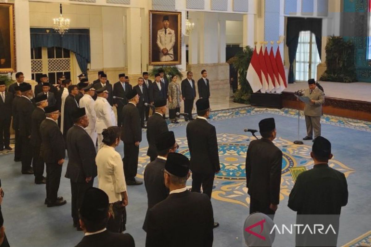 Prabowo Resmi Lantik 25 Pejabat Negara dan 10 Duta Besar