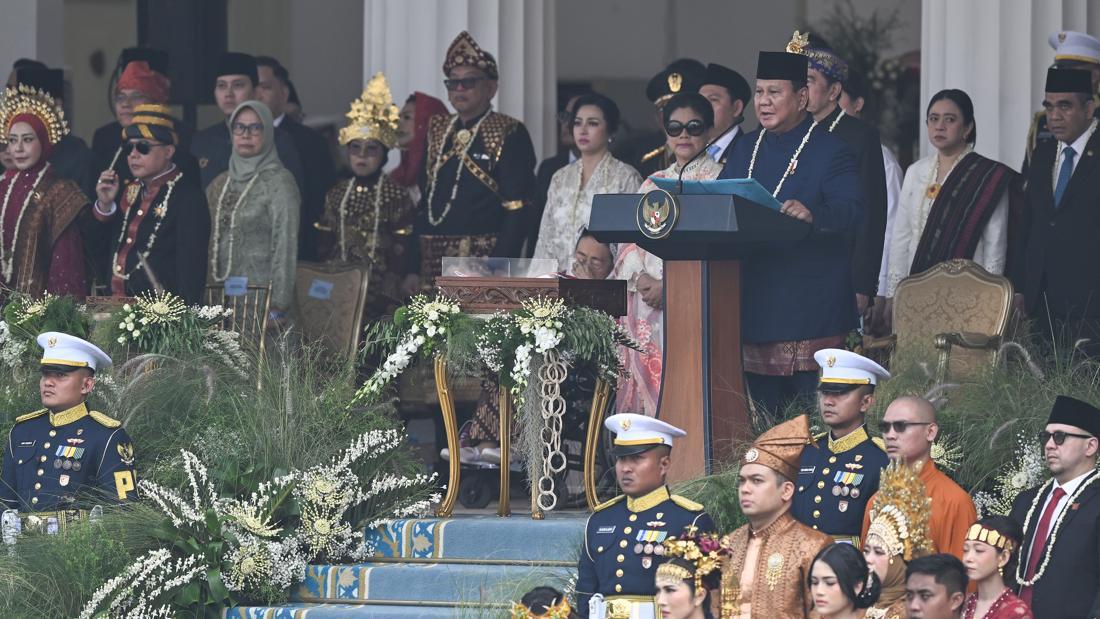 Kebanggaan Budaya Nusantara: Pejabat Langsung Naik ke Istana dengan Pakaian Tradisional yang Mengagumkan