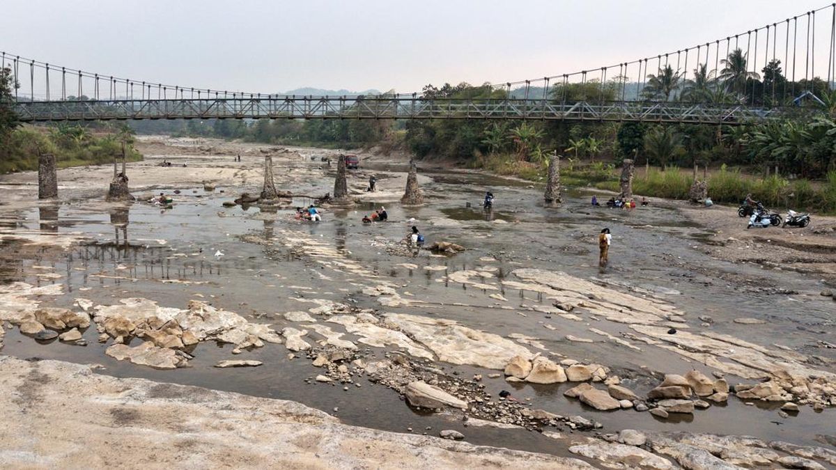 Penampakan Sungai Cipamingkis Mengering, Warga Teriak Kesulitan Air
