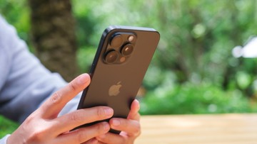 Rengek iPhone Baru, Anak dan Orang Tuanya Jatuh dari Ujung Tebing