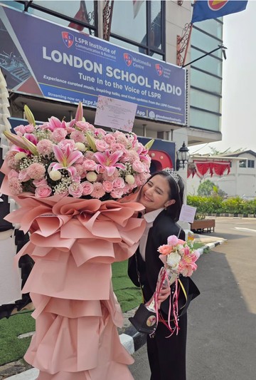 Gaya Prilly Pakai Mahkota Usai Sidang Tesis, Lulus S2 dengan Summa Cum Laude
