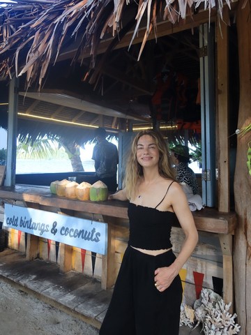 Gaya Michelle Monaghan Liburan di Indonesia, Takjub Melihat Komodo