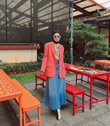 Panduan Pakai Baju Tabrak Warna Sesuai Personal Color ala Tantri Namirah
