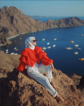 Baju Merah Cocok dengan Jilbab Warna Apa? Ini 7 Pilihannya