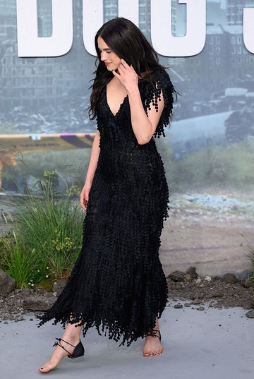 Foto: Margaret Qualley 'Nyeker' di Red Carpet, Pakai Sepatu Chanel yang Viral