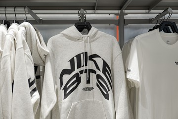 Nike Plaza Senayan Resmi Dibuka, Rilis Koleksi BTS yang Bisa Dipersonalisasi