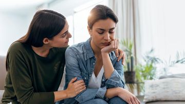 Stop Bilang "Kabari Aku Kalau Butuh Sesuatu" pada Teman yang Ada Masalah, Ini Alasannya