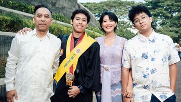 Potret Pongki Barata dan Sophie Navita Dampingi Anak Wisuda S1 di UGM