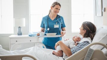 AS Beri Gelang Khusus pada Ibu Pasca Melahirkan Guna Cegah Depresi Postpartum