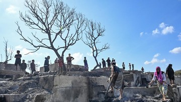 Kebakaran Desa Sade Musnahkan Rumah Adat, Keris hingga Naskah Kuno