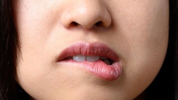 Stop Jilati Bibir! Begini Cara Paling Efektif Atasi Bibir Kering